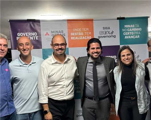 Prefeito e vice, com o governador em exercício